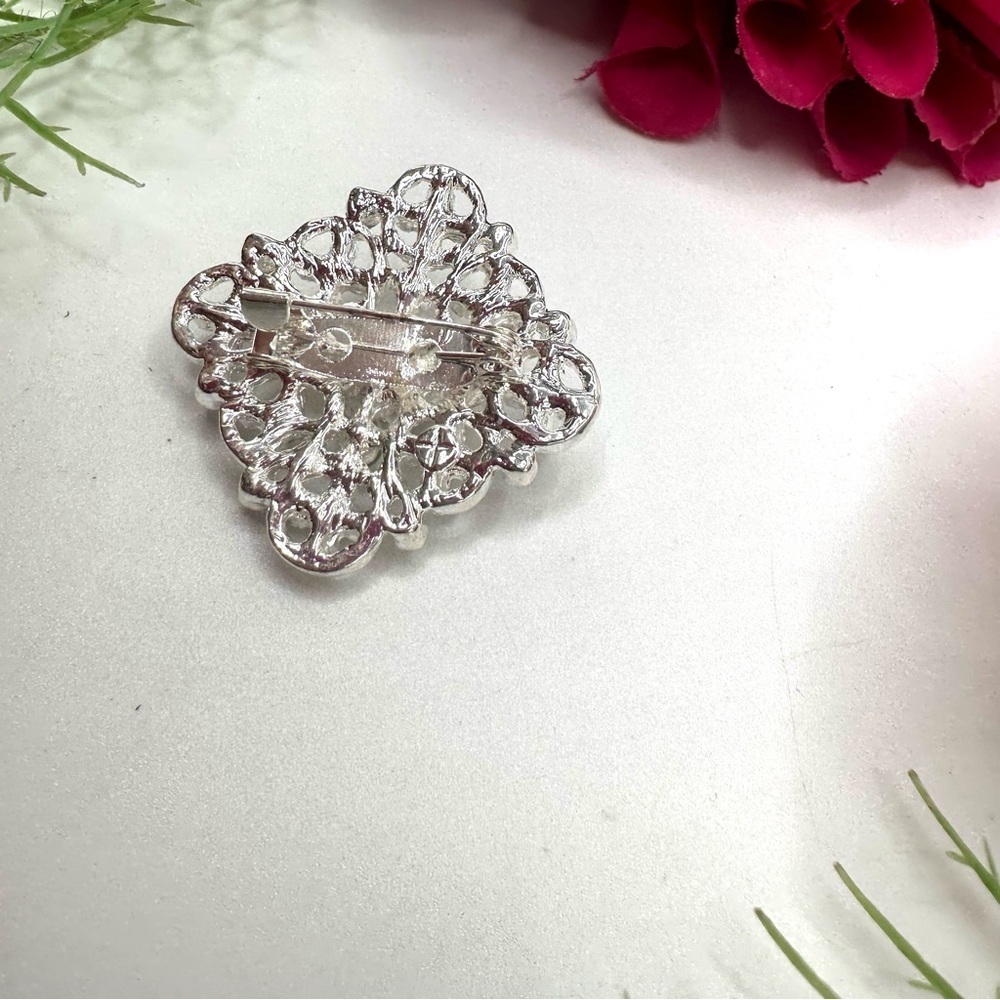 NEW⚜️Classic Ornate Crystal Embellished Brooch - Picture 4 of 5